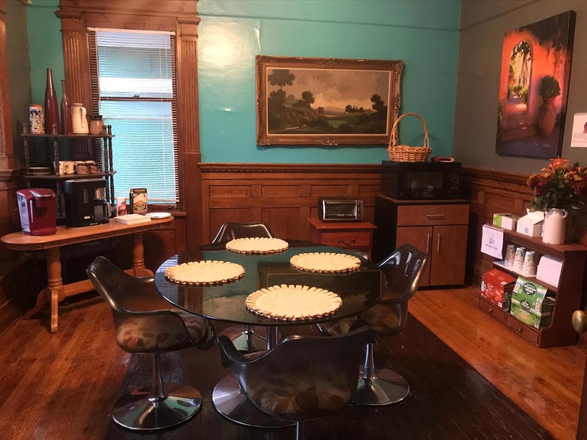 5 Star Victorian Mansion-downtown No Locals Bed and breakfast Erie