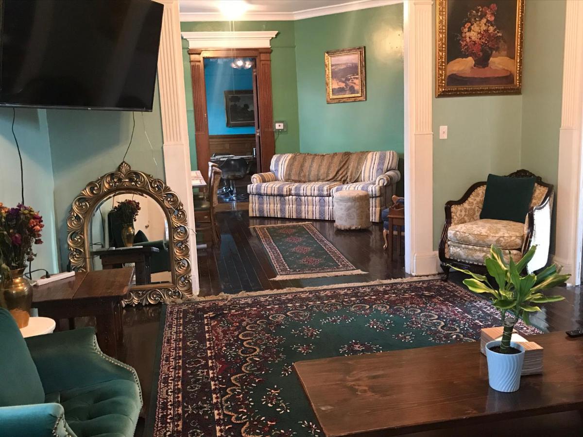 Bed and breakfast 5 Star Victorian Mansion-downtown No Locals