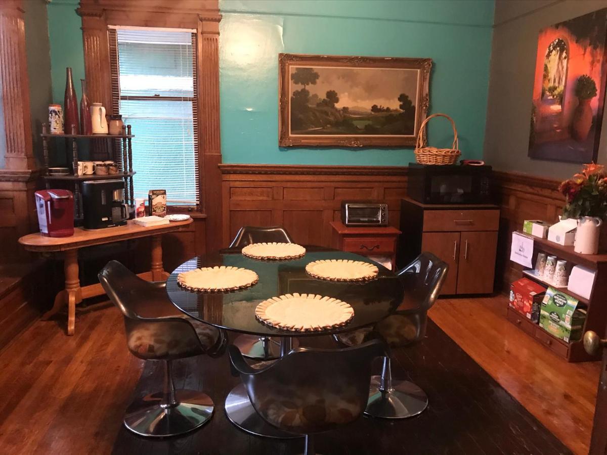 Bed and breakfast 5 Star Victorian Mansion-downtown No Locals
