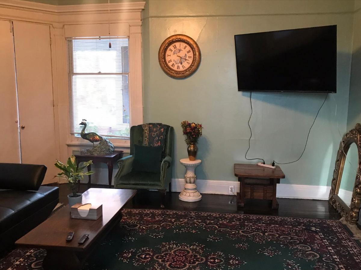 Bed and breakfast 5 Star Victorian Mansion-downtown No Locals