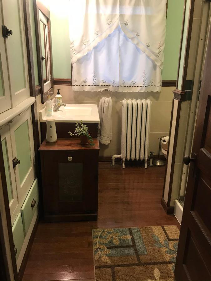 5 Star Victorian Mansion-downtown No Locals Bed and breakfast Erie