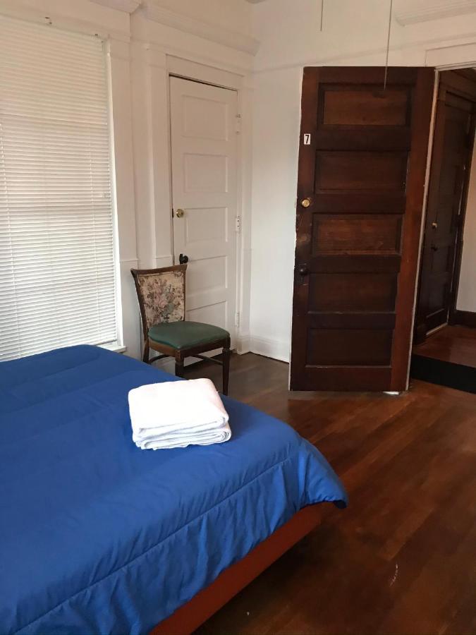 5 Star Victorian Mansion-downtown No Locals Bed and breakfast