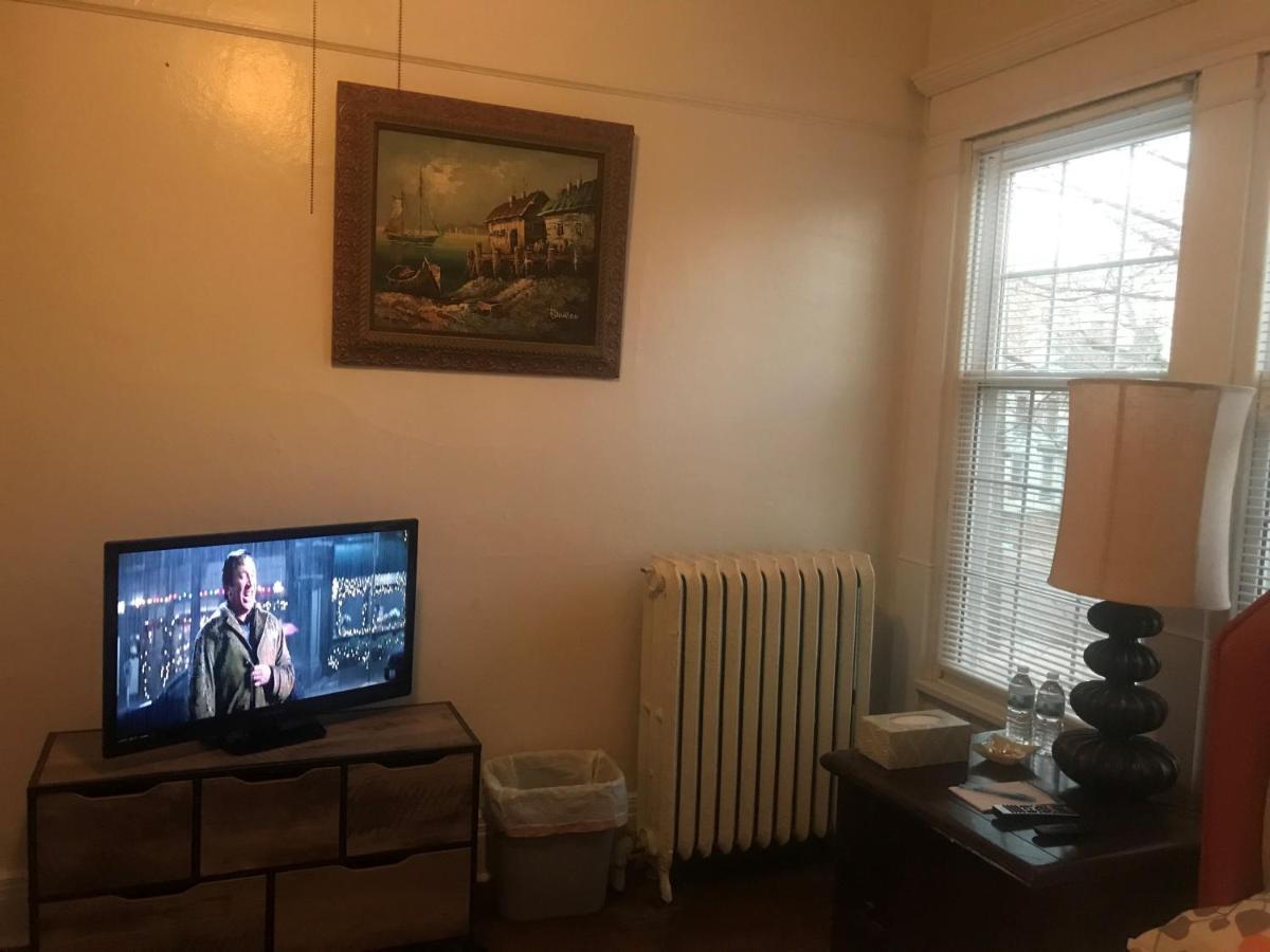 5 Star Victorian Mansion-downtown No Locals Bed and breakfast